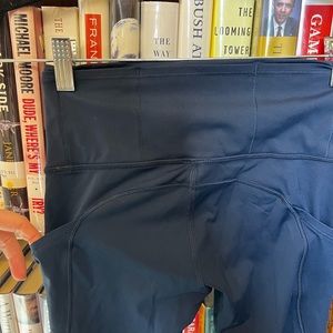 lululemon Wundertain cropped with pockets 23” size 4 NAVY blue